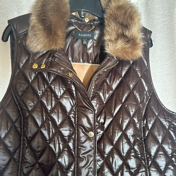 Talbots xl vest in excellent con . Fur collar is removable. Very  Classy looking - Picture 3 of 3